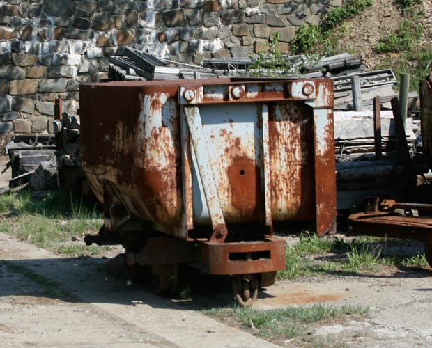 The basic frame is longer and acts as a buffer system. To couple, there are hooks so you can connect them with chains. Instead of a complicated turning mechanism, the basin is mounted at the ends and can be turned to either side, allowing for automated unloading.