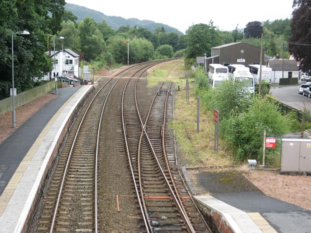 One of the platforms is much shorter than the other one, because a siding starts right after the platform ends.